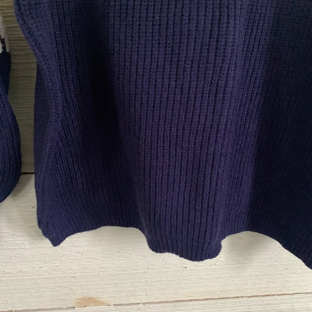 *NEW* Navy and White Women's Sweater. Size Large - Picture 4 of 11